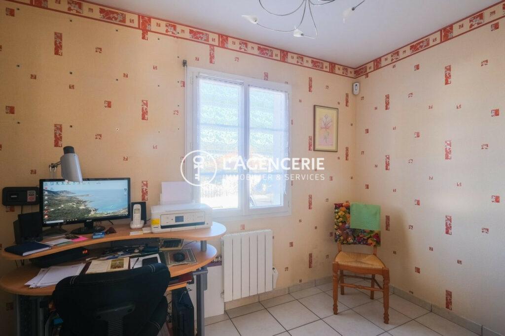 Maison mitoyenne en plein coeur du quartier prisé de La Hume à Gujan-Mestras.