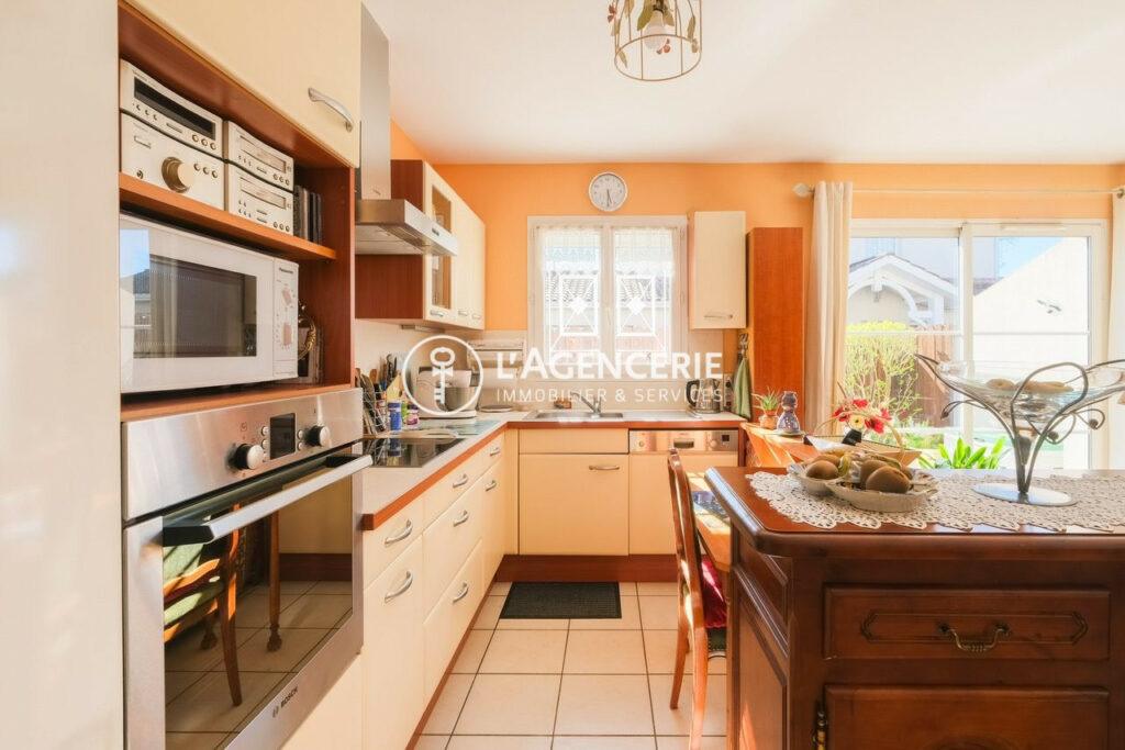 Maison mitoyenne en plein coeur du quartier prisé de La Hume à Gujan-Mestras.