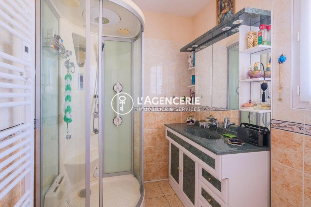 Maison mitoyenne en plein coeur du quartier prisé de La Hume à Gujan-Mestras.