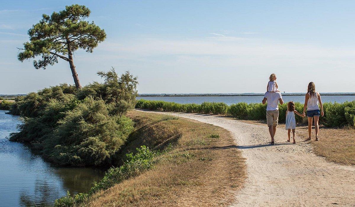 Famille qui se balade a Arcachon